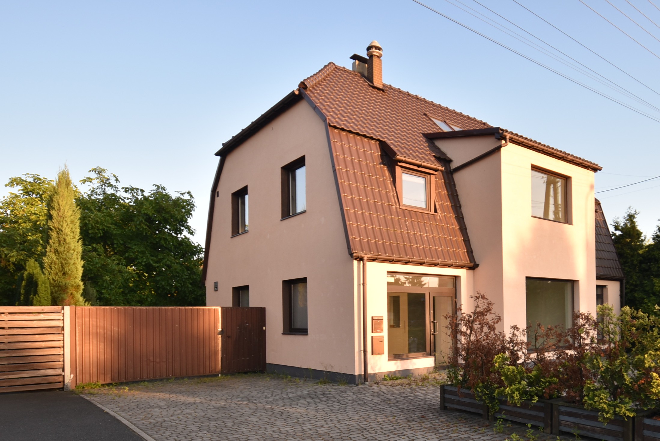 Dom Dom z dochodowym lokalem usługowym centrum Zdzieszowic  osobne wejścia  ogród