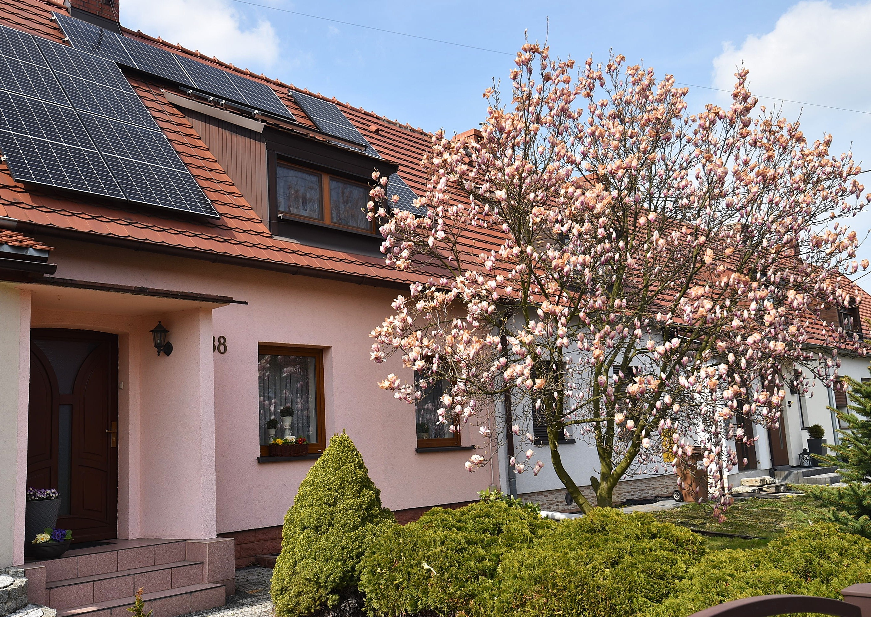 Dom Nowoczesny dom z fotowoltaiką i ogrodem – komfort, styl i oszczędność w jednym